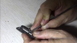 От ударов иголок лопнула игольная пластина на оверлоке. Видео № 421.