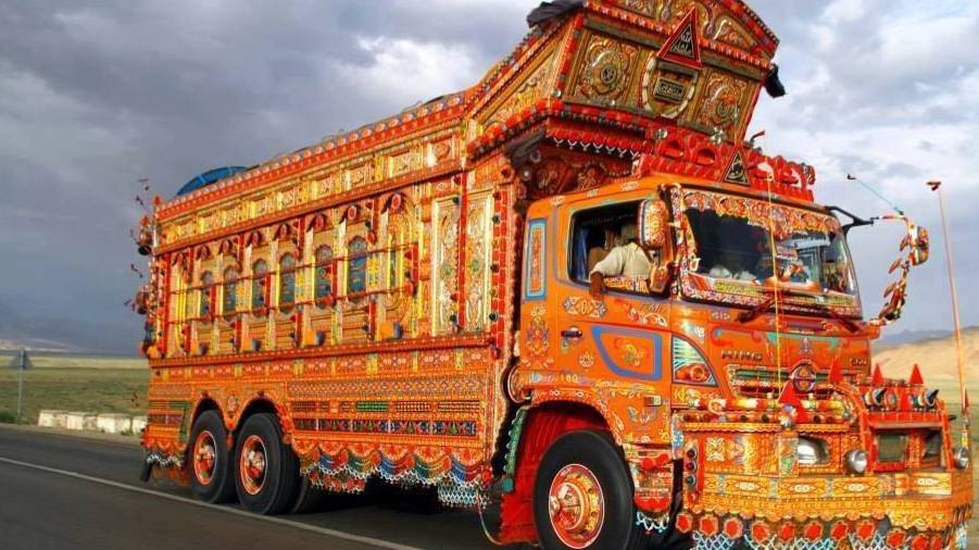 Чудеса тюнинга ИНДИЙСКИХ и ПАКИСТАНСКИХ ГРУЗОВИКОВ смотреть онлайн