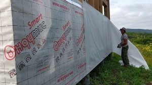 монтаж ветрозащиты и обрешëтки стен.