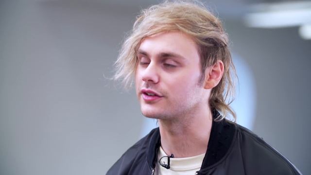 The Meme Review with 5SOS смотреть онлайн