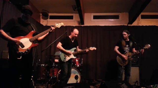 Howie G Revue ft Damian Darlington, Boys are back in Town смотреть онлайн