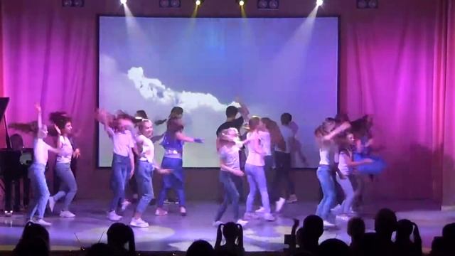 флешмоб "Непохожий" -танцуем с залом смотреть онлайн