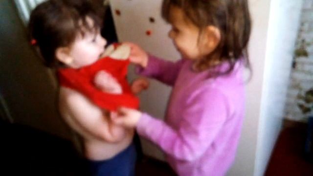 Ксюша помогает Даши одеть кофту смотреть онлайн