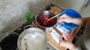 Варенье из малины и чёрной смородины.