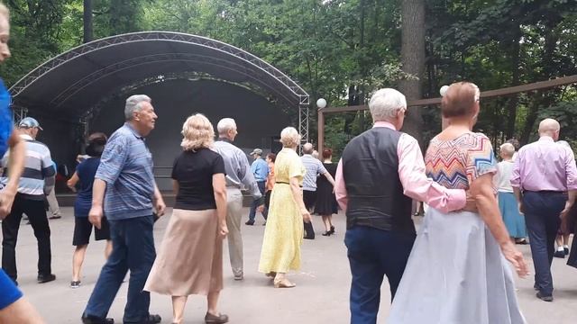 43) Ритмический Вальс // Танцы в Царицыно 17.07.2022 // Spanish waltz смотреть онлайн