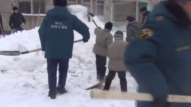 Спасатели и пожарные Биробиджана построили горку в детском доме смотреть онлайн