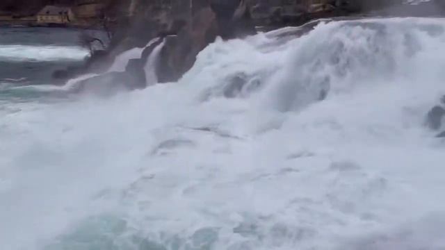 Самый большой по объёму падающей воды водопад материковой Европы - Рейнский. смотреть онлайн