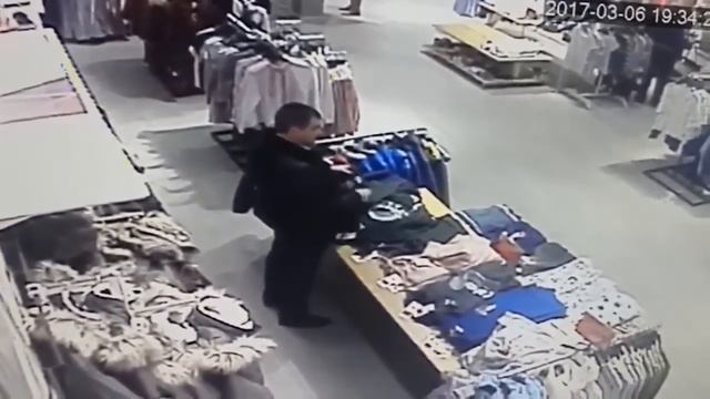 Посетитель саратовского ТЦ справил нужду в разложенную на витрине одежду смотреть онлайн