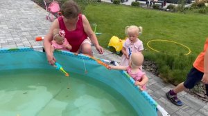 Николь и Доминика ловят рыбу в БАССЕЙНЕ. День Рождения Ники Лайф