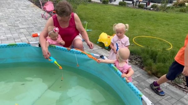 Николь и Доминика ловят рыбу в БАССЕЙНЕ. День Рождения Ники Лайф