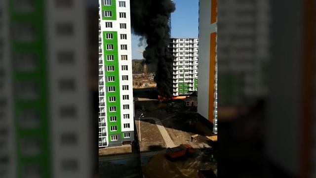 В Воронеже в новом ЖК горит строящаяся высотка смотреть онлайн