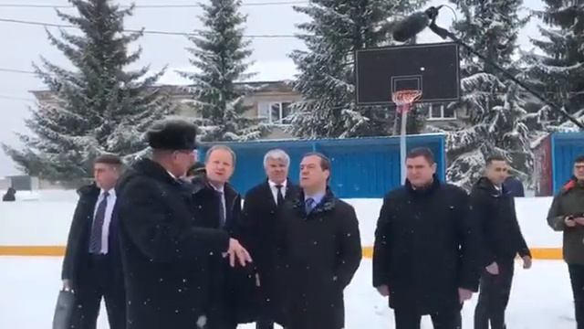 За минуты до того, как на Алтае жительница села Санниково бросилась в ноги Медведеву смотреть онлайн