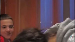 бродяга по жизни холостой ему не надо🤣🤣🤣