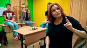 ПОДРОСТКИ ИГРАЮТ В БУТЫЛОЧКУ НА ПОЦЕЛУИ!!!