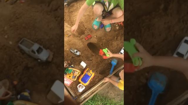 Хорошо летом .. в песочнице, на даче . Два брата . смотреть онлайн