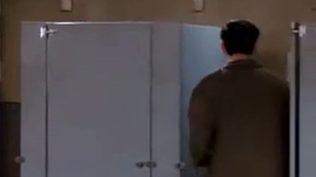 Друзья  Friends   Чендлер, а также Джо и Росс   в туалете)1
