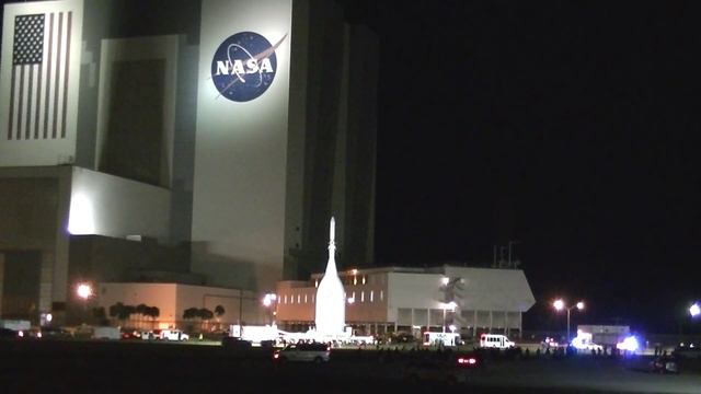 Orion EFT-1 Spacecraft Rolls Past The VAB Toward Launch Pad For Test Flight смотреть онлайн