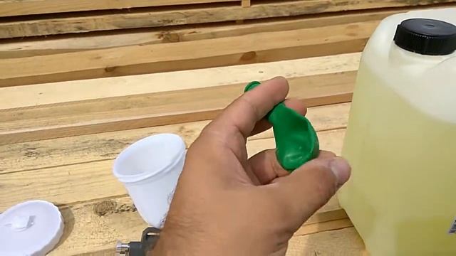 Как не расплескать жидкость с канистры? смотреть онлайн