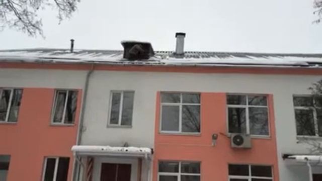 Очистка снега с крыши смотреть онлайн
