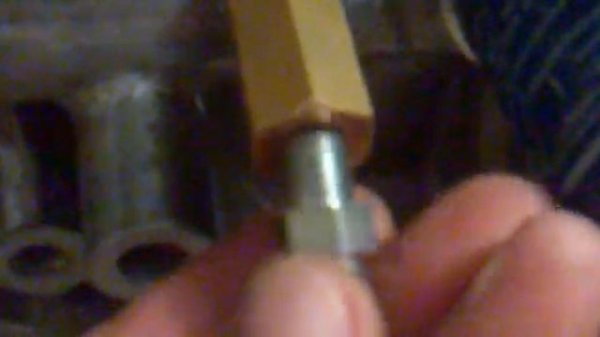 Совершенно разные резьбы, но обе 1/8 дюйма.