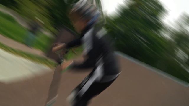 Влад Самокатчик vs Футбол / учим ТРЮКИ на САМОКАТЕ ! смотреть онлайн