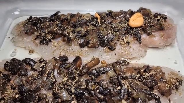 РЫБА В ДУХОВКЕ .ХЕК С ГРИБАМИ И СЫРОМ В КАРРИ.Хек в духовке. смотреть онлайн