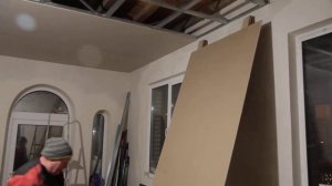 Как одному закрепить лист гипсокартона на потолок