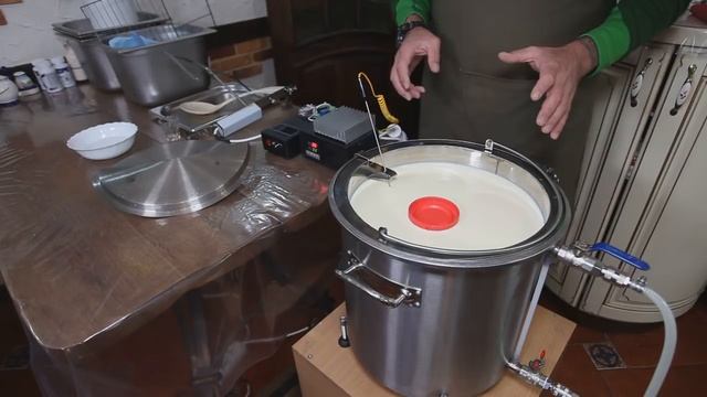 Эдам Edammer — традиционно голландский полутвёрдый  сыр. Рецепт приготовления