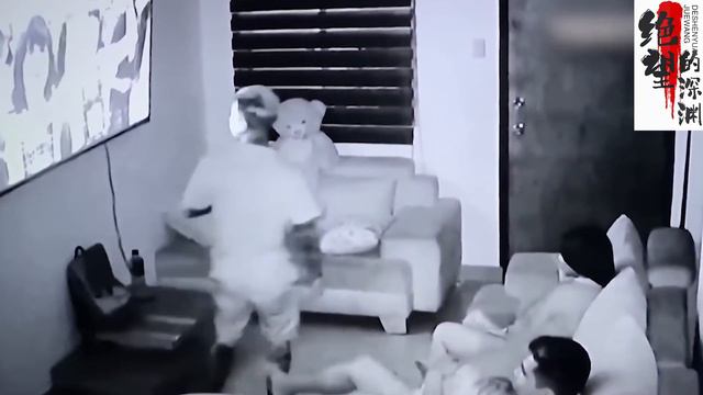 夜晚男子感觉屋外有动静，查看后发现了这惊人的一幕（7个被拍摄到的灵异视频） смотреть онлайн