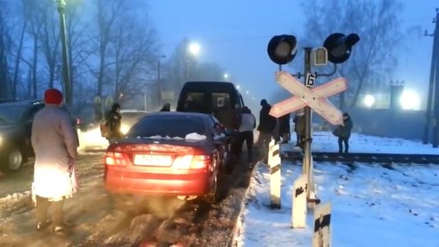 Опасный ЖД переезд в Донском Тульской области смотреть онлайн