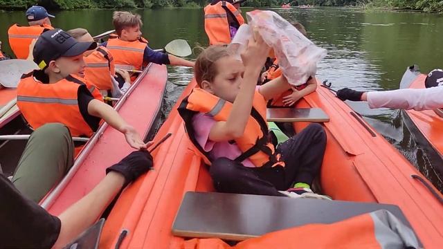 Моторный шестимаран полный детей и еды на старице Суры. смотреть онлайн