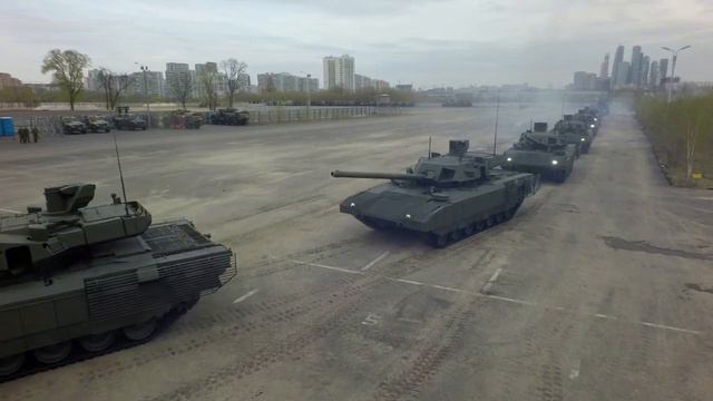 Russian tanks - leaving the tank range. || Российские танки покидают "танкодром". смотреть онлайн