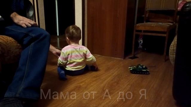 ??ПОДАРИЛА СЫНУ ТАНК НА 23 ФЕВРАЛЯ, СМОТРИТЕ КАКОЙ ПАПА СЧАСТЛИВЫЙ???? смотреть онлайн