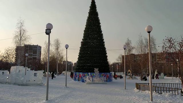 Магнитогорск, новогодняя ёлка на Бориса Ручьёва, днём (30.12.2019) смотреть онлайн