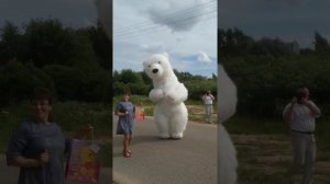 Мама поздравила сынишку с ДНЁМ РОЖДЕНИЯ. Большой белый медведь. Аэромедведь. Весёлый день рождения.