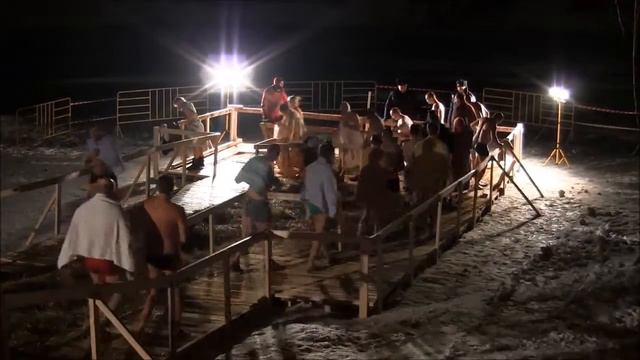 Крещенские купания на Бабаевском пруду в Москве (19.01.15) смотреть онлайн