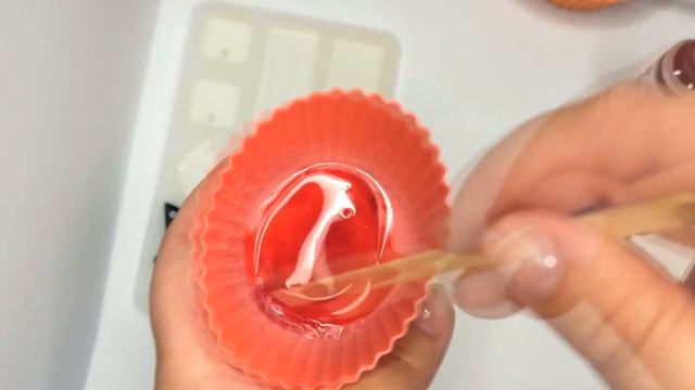 Можно ли окрашивать эпоксидную смолу пищевым красителем? ЭКСПЕРИМЕНТ #1 смотреть онлайн