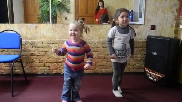 Фрагмент занятия, песня "Урожайная" (Есения и Анель) смотреть онлайн