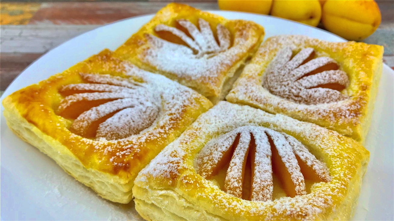 Слойки с абрикосами. Простой рецепт вкусного десерта.mp4 смотреть онлайн