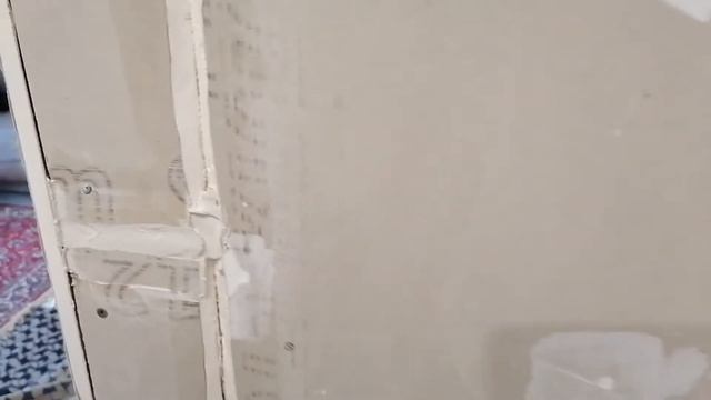 Подсмотрел у строителей как заделывать правильно швы, теперь учу супругу/Отвалился кусок стены смотреть онлайн