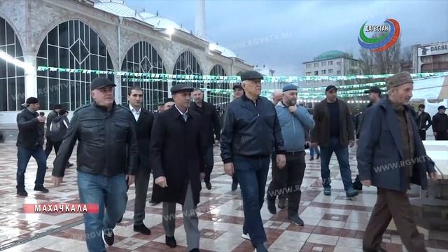 Хизри Шихсаидов посетил шатер Рамадана на территории Центральной Джума-мечети смотреть онлайн