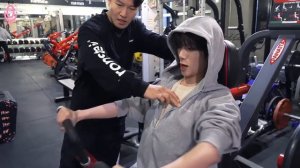 TXT в гостях в качалке у Ким Джонкука