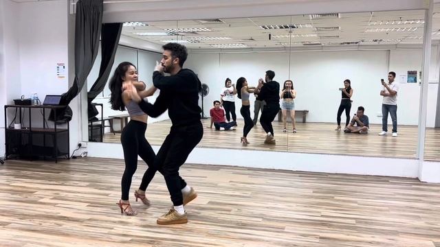 L5: Bachata Partner Dance Demo (111023) смотреть онлайн