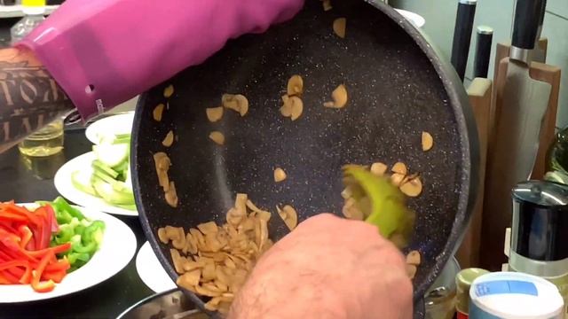 Говядина на воке с овощами. Beef and vegetables stir fry. смотреть онлайн