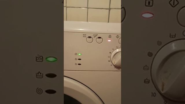 Indesit Wisa 61 сначала запускается начинает стирать и потом... смотреть онлайн
