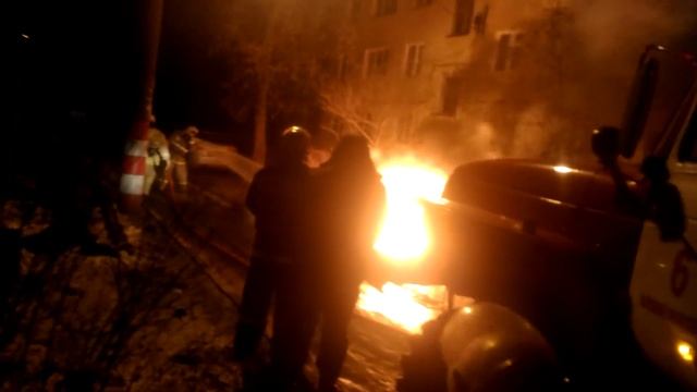 Горит машина активиста группы «За Каргина» в Нижнем Новгороде. Это поджог смотреть онлайн