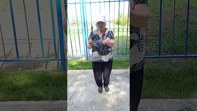 Моё первое видео о том, как сделать цветок ромашку из воздушных шаров. смотреть онлайн