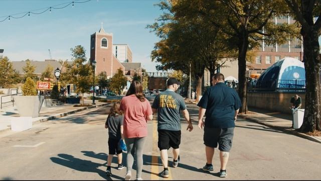 Над мальчиком ВСЕ СМЕЯЛИСЬ из-за длинных волос, но потом он ПОЖЕРТВОВАЛ свои волосы больным детям смотреть онлайн
