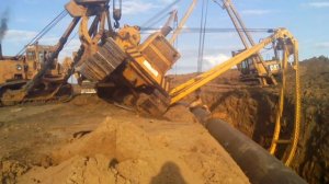 упал трубоукладчик!!!!