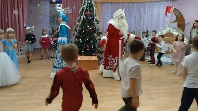 Игра «Кутерьма»//Снег,лед,кутерьма...В пары вставайте ладошками примерзайте...//Игра с Дедом Морозо смотреть онлайн